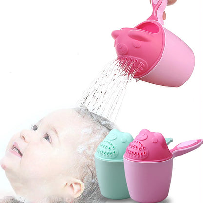 Gobelet de rinçage pour shampoing bébé avec bec de douche souple