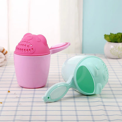 Gobelet de rinçage pour shampoing bébé avec bec de douche souple